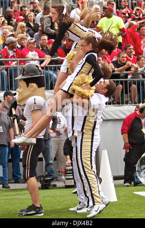 Ottobre 23, 2010 - Columbus, Ohio, Stati Uniti d'America - Purdue cheerleaders durante il primo trimestre del gioco tra #10 Ohio State e Purdue presso lo Stadio Ohio, Columbus, Oh. Ohio State sconfitto Purdue 49-0. (Credito Immagine: © Scott Stuart/Southcreek globale/ZUMApress.com) Foto Stock