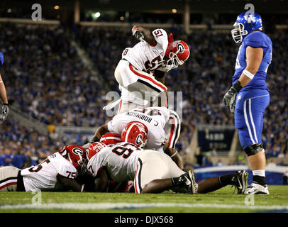 Ottobre 23, 2010 - Lexington, Kentucky, Stati Uniti d'America - Georgia linebacker Akeem Dent (51) salta sopra la pila come i bulldog recuperare un Kentucky fumble in azione da Commwealth Stadium di Lexington. Punteggio finale Georgia 44 Kentucky 25. (Credito Immagine: © Wayne Litmer/Southcreek globale/ZUMApress.com) Foto Stock