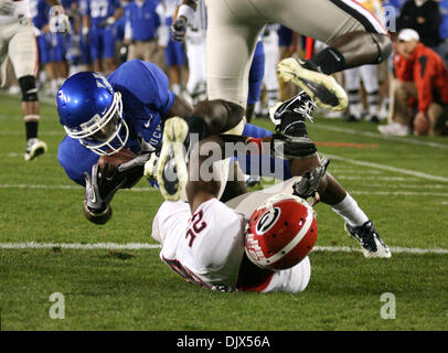 Ottobre 23, 2010 - Lexington, Kentucky, Stati Uniti d'America - Kentucky wide receiver La'Asta re (16) Si ritiene che le catture di un touchdown nella seconda metà azione vs Georgia da Commwealth Stadium di Lexington. Punteggio finale Georgia 44 Kentucky 25. (Credito Immagine: © Wayne Litmer/Southcreek globale/ZUMApress.com) Foto Stock