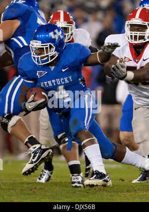 Ottobre 23, 2010 - Lexington, Kentucky, Stati Uniti d'America - Kentucky runningback Donald Russell (23) porta la palla vs Georgia nella seconda metà azione dal Commwealth Stadium di Lexington. Punteggio finale Georgia 44 Kentucky 25. (Credito Immagine: © Wayne Litmer/Southcreek globale/ZUMApress.com) Foto Stock