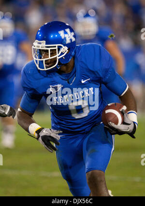 Ottobre 23, 2010 - Lexington, Kentucky, Stati Uniti d'America - Kentucky wide receiver Chris Matteo (8) punteggi su un 39 yard touchdown nella seconda metà azione dal Commwealth Stadium di Lexington. Punteggio finale Georgia 44 Kentucky 25. (Credito Immagine: © Wayne Litmer/Southcreek globale/ZUMApress.com) Foto Stock