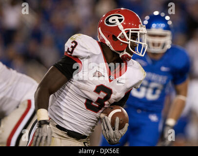 Ottobre 23, 2010 - Lexington, Kentucky, Stati Uniti d'America - Georgia runningback Washaun Ealey (3) precipita la sfera nella seconda metà azione vs Kentucky da Commwealth Stadium di Lexington. Punteggio finale Georgia 44 Kentucky 25. (Credito Immagine: © Wayne Litmer/Southcreek globale/ZUMApress.com) Foto Stock