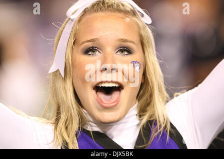 Ottobre 23, 2010 - Fort Worth, Texas, Stati Uniti d'America - UNA TCU cornuto rane cheerleader il tifo per il suo team durante il gioco tra la TCU cornuto le rane e le Air Force falchi al Amon G. Carter Stadium di Fort Worth, Texas. TCU Beat the Air Force 38-7. (Credito Immagine: © Matt Pearce/Southcreek globale/ZUMApress.com) Foto Stock