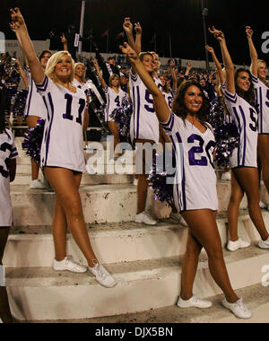Ottobre 23, 2010 - Fort Worth, Texas, Stati Uniti d'America - TCU cornuto rane cheerleaders mostrano il loro segno di rana durante il gioco tra la TCU cornuto le rane e le Air Force falchi al Amon G. Carter Stadium di Fort Worth, Texas. TCU Beat the Air Force 38-7. (Credito Immagine: © Matt Pearce/Southcreek globale/ZUMApress.com) Foto Stock