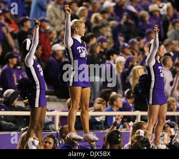 Ottobre 23, 2010 - Fort Worth, Texas, Stati Uniti d'America - TCU cornuto rane cheerleaders mostrano il loro segno di rana durante il gioco tra la TCU cornuto le rane e le Air Force falchi al Amon G. Carter Stadium di Fort Worth, Texas. TCU Beat the Air Force 38-7. (Credito Immagine: © Matt Pearce/Southcreek globale/ZUMApress.com) Foto Stock
