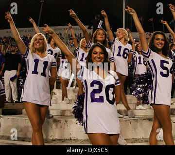 Ottobre 23, 2010 - Fort Worth, Texas, Stati Uniti d'America - TCU cornuto rane cheerleaders mostrano il loro segno di rana durante il gioco tra la TCU cornuto le rane e le Air Force falchi al Amon G. Carter Stadium di Fort Worth, Texas. TCU Beat the Air Force 38-7. (Credito Immagine: © Matt Pearce/Southcreek globale/ZUMApress.com) Foto Stock