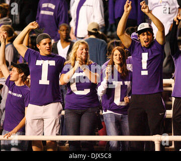 Ottobre 23, 2010 - Fort Worth, Texas, Stati Uniti d'America - TCU cornuto rane tifosi il tifo per la loro squadra durante il gioco tra la TCU cornuto le rane e le Air Force falchi al Amon G. Carter Stadium di Fort Worth, Texas. TCU Beat the Air Force 38-7. (Credito Immagine: © Matt Pearce/Southcreek globale/ZUMApress.com) Foto Stock