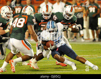 Ottobre 23, 2010 - Miami, FL, Stati Uniti - MIAMI, FL - Ottobre 23, 2010: North Carolina tailback Shaun Draughn (20) tenta di ottenere dall'Università di Miami uragano linea difensiva durante il quarto trimestre del NCAA Football gioco tra l'Univeristy di Miami e il North Carolina Tar Heel Sabato notte Ottobre 23, 2010 a Sun Life Staudium a Miami in Florida. Uragani battere il Tar Foto Stock