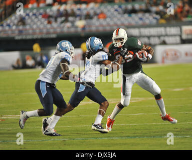 Ottobre 23, 2010 - Miami, FL, Stati Uniti - MIAMI, FL - Ottobre 23, 2010: wide receiver Hankerson Leonard (85) degli uragani di Miami cerca di evitare di affrontare da defensive back Tre Boston (10) e la sicurezza Da'Norris Searcy (21) del North Carolina Tar Heels durante il secondo trimestre il NCAA Football gioco tra l'Univeristy di Miami e il North Carolina Tar Heel la notte di sabato 2 ottobre Foto Stock