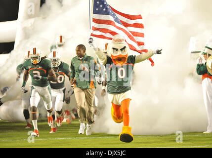 Ottobre 23, 2010 - Miami, FL, Stati Uniti - MIAMI, FL - Ottobre 23, 2010: il Miami Hurricanes venuto fuori delle riprese all'inizio della prima metà del NCAA Football gioco tra l'Univeristy di Miami e il North Carolina Tar Heel Sabato notte Ottobre 23, 2010 a Sun Life Staudium a Miami in Florida. (Credito Immagine: © Gaston De Cardenas/ZUMApress.com) Foto Stock