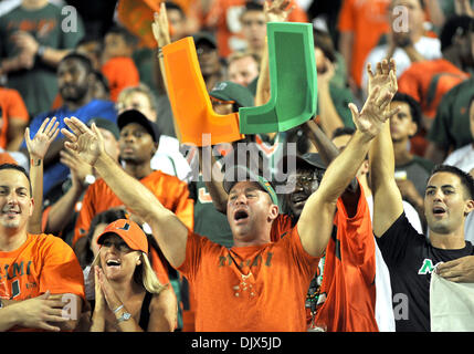 Ottobre 23, 2010 - Miami, FL, Stati Uniti - MIAMI, FL - Ottobre 23, 2010: i fan del Miami Hurricanes allegria durante il primo trimestre del NCAA Football gioco tra l'Univeristy di Miami e il North Carolina Tar Heel Sabato notte Ottobre 23, 2010 a Sun Life Staudium a Miami in Florida. (Credito Immagine: © Gaston De Cardenas/ZUMApress.com) Foto Stock