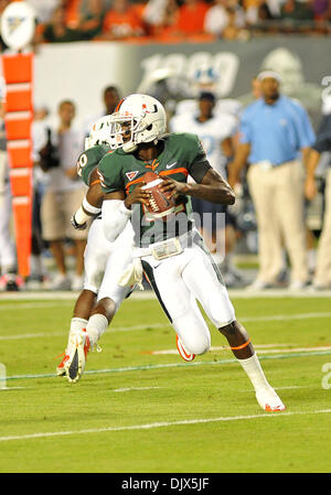 Ottobre 23, 2010 - Miami, FL, Stati Uniti - MIAMI, FL - Ottobre 23, 2010: Università di Miami quarterback Jacory Harris guarda per un ricevitore aperto durante il primo trimestre del NCAA Football gioco tra l'Univeristy di Miami e il North Carolina Tar Heel Sabato notte Ottobre 23, 2010 a Sun Life Staudium a Miami in Florida. (Credito Immagine: © Gaston De Cardenas/ZUMApress.com) Foto Stock