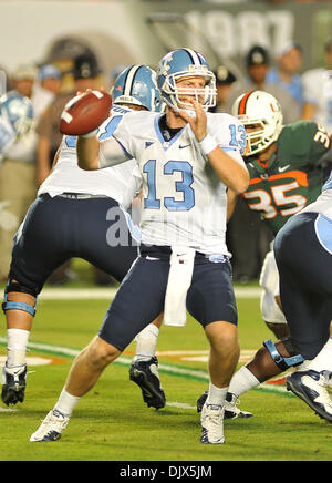 Ottobre 23, 2010 - Miami, FL, Stati Uniti - MIAMI, FL - Ottobre 23, 2010: North Carolina quarterback T.J. Yates guarda per un ricevitore aperto durante il primo trimestre del NCAA Football gioco tra l'Univeristy di Miami e il North Carolina Tar Heel Sabato notte Ottobre 23, 2010 a Sun Life Staudium a Miami in Florida. (Credito Immagine: © Gaston De Cardenas/ZUMApress.com) Foto Stock