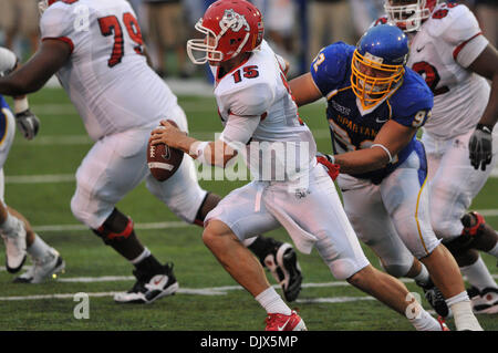 Ottobre 23, 2010 - San Jose, California, Stati Uniti - Stato di Fresno Bulldogs quarterback RYAN COLBURN (#15) cerca di evitare di essere saccheggiata durante Sabato il gioco a Spartan Stadium. Fresno stato sconfitto San Jose State 33-18. (Credito Immagine: © Scott Beley/Southcreek globale/ZUMApress.com) Foto Stock