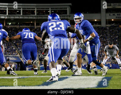 Ottobre 23, 2010 - Lexington, Kentucky, Stati Uniti d'America - Kentucky runningback Donald Russell (23) assume un trasferimento da Mike Hartline (5) in azione vs Georgia da Commwealth Stadium di Lexington. Punteggio finale Georgia 44 Kentucky 25. (Credito Immagine: © Wayne Litmer/Southcreek globale/ZUMApress.com) Foto Stock