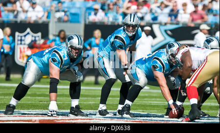 Ottobre 24, 2010 - Charlotte, North Carolina, Stati Uniti d'America - Carolina Panthers quarterback Matt Moore (3) readis per effettuare il conteggio a scatto dietro Carolina Panthers center Ryan Kalil (67) e Carolina Panthers offensivo affrontare Geoff Schwartz (74).Le Pantere battere il 49er's 23-20 presso la Bank of America Stadium, Charlotte NC. (Credito Immagine: © Mark Abbott/Southcreek globale/ZUMApress.co Foto Stock