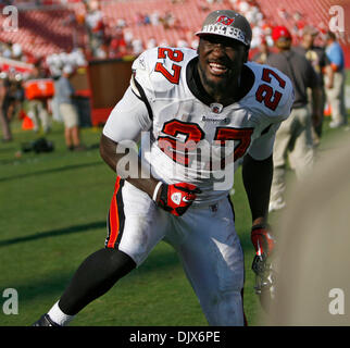 Ottobre 24, 2010 - Tampa, FL - BRENDAN FITTERER | Orari.TP 328128 FITT bucs 8 (10/24/2010) di Tampa Tampa Bay Buccaneers running back LeGarrette Blount (27) celebra la vittoria di Bucs oltre i montoni..SOMMARIO: Tampa Bay Buccaneers vs. San Louis Rams presso Raymond James Stadium di Tampa, FL..BRENDAN FITTERER | Orari (credito Immagine: © San Pietroburgo volte/ZUMApress.com) Foto Stock