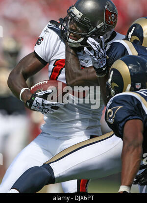 Ottobre 24, 2010 - Tampa, FL - BRENDAN FITTERER | Orari.TP 328128 FITT bucs 14 (10/24/2010) di Tampa Tampa Bay Buccaneers wide receiver Mike Williams (19) è appeso a un primo trimestre catch...SOMMARIO: Tampa Bay Buccaneers vs. San Louis Rams presso Raymond James Stadium di Tampa, FL..BRENDAN FITTERER | Orari (credito Immagine: © San Pietroburgo volte/ZUMApress.com) Foto Stock