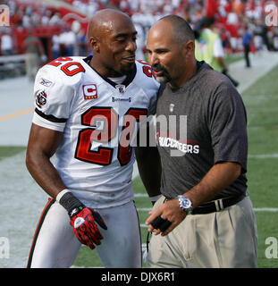 Ottobre 24, 2010 - Tampa, FL - BRENDAN FITTERER | Orari.TP 328128 FITT bucs 13 (10/24/2010) di Tampa Tampa Bay Buccaneers cornerback Ronde Barber (20) passeggiate fuori con Richard Bisaccia seguenti Bucs win...SOMMARIO: Tampa Bay Buccaneers vs. San Louis Rams presso Raymond James Stadium di Tampa, FL..BRENDAN FITTERER | Orari (credito Immagine: © San Pietroburgo volte/ZUMApress.com) Foto Stock