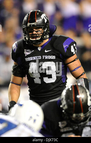 Ottobre 24, 2010 - Amon G. Carter Stadium, Texas, Stati Uniti d'America - 23 Ottobre 2010: TCU cornuto rane linebacker carda del serbatoio (43) durante il gioco tra le Air Force Academy falchi ed il Texas Christian University cornuto rane a Amon G. Carter Stadium di Fort Worth, Texas. TCU vince contro Air Force 38-7. (Credito Immagine: © Patrick Green/Southcreek globale/ZUMApress.com) Foto Stock