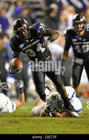Ottobre 24, 2010 - Amon G. Carter Stadium, Texas, Stati Uniti d'America - 23 Ottobre 2010: TCU cornuto rane running back ed Wesley (34) durante il gioco tra le Air Force Academy falchi ed il Texas Christian University cornuto rane a Amon G. Carter Stadium di Fort Worth, Texas. TCU vince contro Air Force 38-7. (Credito Immagine: © Patrick Green/Southcreek globale/ZUMApress.com) Foto Stock