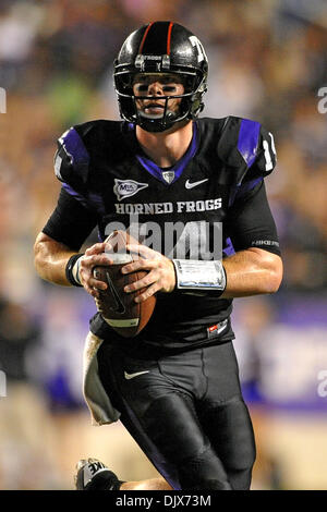 Ottobre 24, 2010 - Amon G. Carter Stadium, Texas, Stati Uniti d'America - 23 Ottobre 2010: TCU cornuto rane quarterback Andy Dalton (14) alla ricerca di un ricevitore durante il gioco tra le Air Force Academy falchi ed il Texas Christian University cornuto rane a Amon G. Carter Stadium di Fort Worth, Texas. TCU vince contro Air Force 38-7. (Credito Immagine: © Patrick Green/Southcree Foto Stock