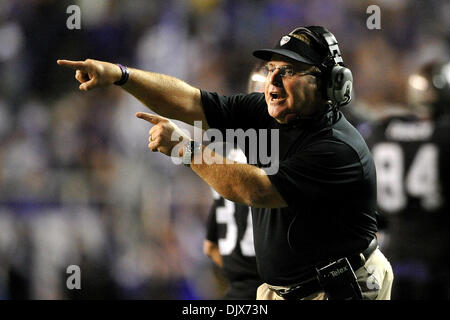 Ottobre 24, 2010 - Amon G. Carter Stadium, Texas, Stati Uniti d'America - 23 Ottobre 2010: TCU cornuto rane Head Coach Gary Patterson durante il gioco tra le Air Force Academy falchi ed il Texas Christian University cornuto rane a Amon G. Carter Stadium di Fort Worth, Texas. TCU vince contro Air Force 38-7. (Credito Immagine: © Patrick Green/Southcreek globale/ZUMApress.com) Foto Stock