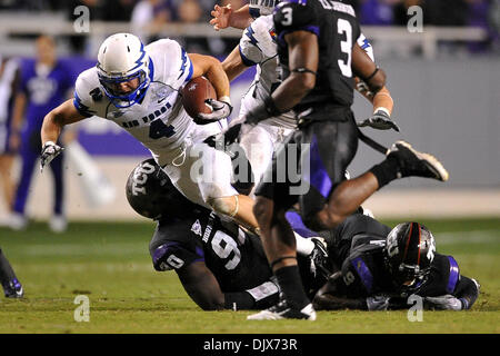Ottobre 24, 2010 - Amon G. Carter Stadium, Texas, Stati Uniti d'America - 23 Ottobre 2010: Air Force Falcons wide receiver Kyle Halderman (4) viene affrontata dalla TCU cornuto rane difensivo fine Stansly Maponga (90) durante il gioco tra le Air Force Academy falchi ed il Texas Christian University cornuto rane a Amon G. Carter Stadium di Fort Worth, Texas. TCU vince contro aria Fo Foto Stock