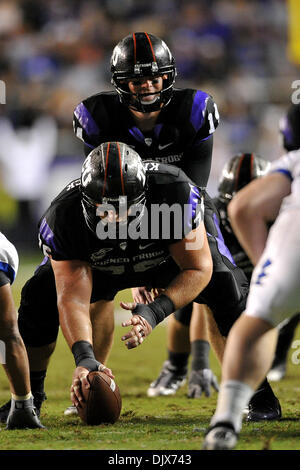 Ottobre 24, 2010 - Amon G. Carter Stadium, Texas, Stati Uniti d'America - 23 Ottobre 2010: TCU cornuto rane quarterback Andy Dalton (14) e TCU cornuto centro rane Jake Kirkpatrick (76) durante il gioco tra le Air Force Academy falchi ed il Texas Christian University cornuto rane a Amon G. Carter Stadium di Fort Worth, Texas. TCU vince contro Air Force 38-7. (Credito Imag Foto Stock