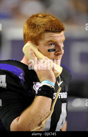 Ottobre 24, 2010 - Amon G. Carter Stadium, Texas, Stati Uniti d'America - 23 Ottobre 2010: TCU cornuto rane quarterback Andy Dalton (14) sul telefono cellulare con un autobus durante il gioco tra le Air Force Academy falchi ed il Texas Christian University cornuto rane a Amon G. Carter Stadium di Fort Worth, Texas. TCU vince contro Air Force 38-7. (Credito Immagine: © Patrick Green/Southc Foto Stock