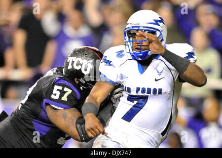 Ottobre 24, 2010 - Amon G. Carter Stadium, Texas, Stati Uniti d'America - 23 Ottobre 2010: Air Force Falcons quarterback Tim Jefferson (7) viene affrontata dalla TCU cornuto difensivo rane affrontare Cory concessione (57) durante il gioco tra le Air Force Academy falchi ed il Texas Christian University cornuto rane a Amon G. Carter Stadium di Fort Worth, Texas. TCU vince contro Air Force 3 Foto Stock