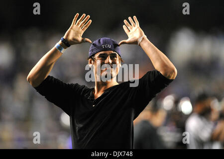 Ottobre 24, 2010 - Amon G. Carter Stadium, Texas, Stati Uniti d'America - 23 Ottobre 2010: Texas Rangers Jorge Cantu alla TCU gioco sugli spalti con il ''palchi per i tifosi' durante il gioco tra le Air Force Academy falchi ed il Texas Christian University cornuto rane a Amon G. Carter Stadium di Fort Worth, Texas. TCU vince contro Air Force 38-7. (Credito Immagine: © Foto Stock
