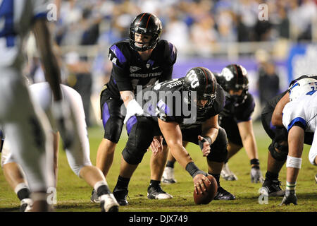 Ottobre 24, 2010 - Amon G. Carter Stadium, Texas, Stati Uniti d'America - 23 Ottobre 2010: TCU cornuto rane quarterback Andy Dalton (14) e TCU cornuto centro rane Jake Kirkpatrick (76) durante il gioco tra le Air Force Academy falchi ed il Texas Christian University cornuto rane a Amon G. Carter Stadium di Fort Worth, Texas. TCU vince contro Air Force 38-7. (Credito Imag Foto Stock