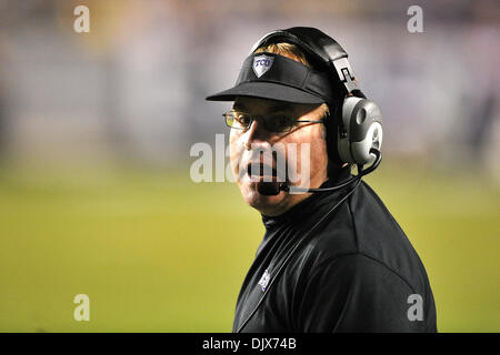 Ottobre 24, 2010 - Amon G. Carter Stadium, Texas, Stati Uniti d'America - 23 Ottobre 2010: TCU cornuto rane Head Coach Gary Patterson durante il gioco tra le Air Force Academy falchi ed il Texas Christian University cornuto rane a Amon G. Carter Stadium di Fort Worth, Texas. TCU vince contro Air Force 38-7. (Credito Immagine: © Patrick Green/Southcreek globale/ZUMApress.com) Foto Stock