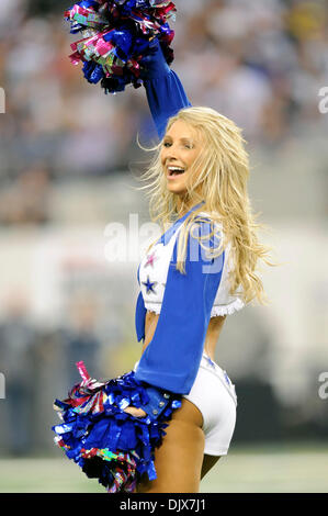 25 ottobre 2010 - Arlington, Texas, Stati Uniti d'America - Membri del Dallas Cowboy Cheerleaders durante l'azione di gioco come New York Giants sono sconfiggere loro NFC East rivale Dallas Cowboys 41-35 al Cowboys Stadium di Arlington, Texas. (Credito Immagine: © Steven Leija/Southcreek globale/ZUMApress.com) Foto Stock