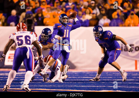 Ottobre 26, 2010 - Boise, Idaho, Stati Uniti d'America - Boise State quarterback Kellen Moore (11) codifica in tasca durante la seconda metà azione come #2 Boise State sconfitto Louisiana Tech 49-20 in Bronco Stadium. (Credito Immagine: © Stanley Brewster Southcreek/Global/ZUMApress.com) Foto Stock