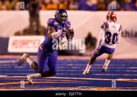 Ottobre 26, 2010 - Boise, Idaho, Stati Uniti d'America - Boise State linebacker Darrell Acrey (52) scende una intercettazione durante la seconda metà azione come #2 Boise State sconfitto Louisiana Tech 49-20 in Bronco Stadium. (Credito Immagine: © Stanley Brewster Southcreek/Global/ZUMApress.com) Foto Stock