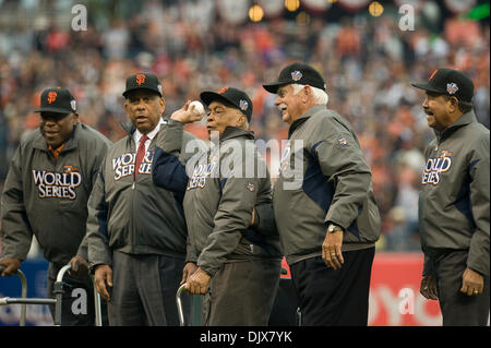 Ottobre 27, 2010 - San Francisco, California, Stati Uniti d'America - Ex New York Giant Monte Irvin butta fuori il primo passo in un gioco della serie mondiale tra i San Francisco Giants e i Texas Rangers di AT&T Park Ottobre 27, 2010 a San Francisco, California (credito Immagine: © Sacramento Bee/ZUMApress.com) Foto Stock