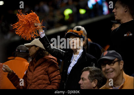 Ottobre 27, 2010 - San Francisco, California, Stati Uniti d'America - San Francisco Giants Fan avuto molto da festeggiare in un gioco della serie mondiale tra i San Francisco Giants e i Texas Rangers di AT&T Park Ottobre 27, 2010 a San Francisco, California (credito Immagine: © Sacramento Bee/ZUMApress.com) Foto Stock