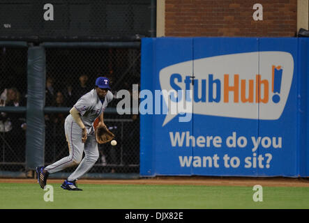 Ottobre 27, 2010 - San Francisco, CA, Stati Uniti d'America - in un gioco della serie mondiale tra i San Francisco Giants e i Texas Rangers di AT&T Park Ottobre 27, 2010 a San Francisco, California. (Credito Immagine: © Sacramento Bee/ZUMApress.com) Foto Stock