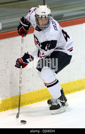 Ottobre 29, 2010 - Ann Arbor, Michigan, Stati Uniti d'America - 29 ottobre2010: USA U-17 defenceman Matt Grzelcyk (#45) porta il puck fuori da dietro la rete. Il Ghiaccio Indiana battere gli USA sotto-17 team 6-3. (Credito Immagine: © Alan Ashley/Southcreek globale/ZUMApress.com) Foto Stock