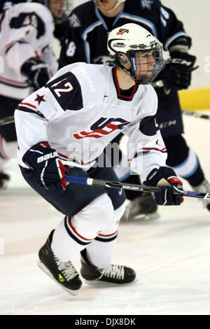 Ottobre 29, 2010 - Ann Arbor, Michigan, Stati Uniti d'America - 29 ottobre2010: USA U-17 avanti Nicolas Kerdiles (#42) insegue giù il puck. Il Ghiaccio Indiana battere gli USA sotto-17 team 6-3. (Credito Immagine: © Alan Ashley/Southcreek globale/ZUMApress.com) Foto Stock