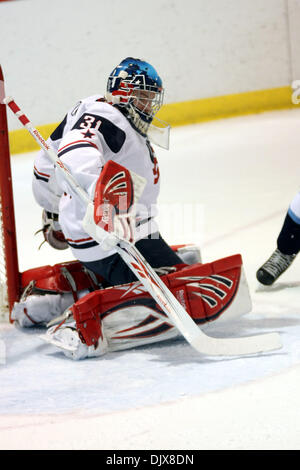 Ottobre 29, 2010 - Ann Arbor, Michigan, Stati Uniti d'America - 29 ottobre2010: USA U-17 goalie Collin Olson (#31) orologi un colpo andare ampia della net. Il Ghiaccio Indiana battere gli USA sotto-17 team 6-3. (Credito Immagine: © Alan Ashley/Southcreek globale/ZUMApress.com) Foto Stock