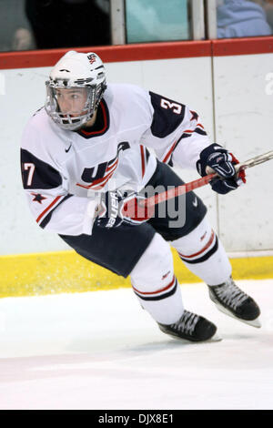 Ottobre 29, 2010 - Ann Arbor, Michigan, Stati Uniti d'America - 29 ottobre2010: USA U-17 avanti Kyle Osterberg (#37) gira e teste in su ghiaccio per unirsi al gioco. Il Ghiaccio Indiana battere gli USA sotto-17 team 6-3. (Credito Immagine: © Alan Ashley/Southcreek globale/ZUMApress.com) Foto Stock