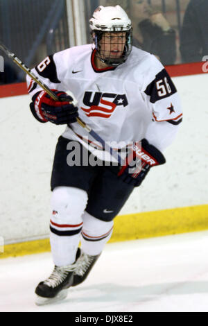 Ottobre 29, 2010 - Ann Arbor, Michigan, Stati Uniti d'America - 29 ottobre2010: USA U-17 avanti Henrik Samuelsson (#56) cerchi nell'angolo in cerca di un pass. Il Ghiaccio Indiana battere gli USA sotto-17 team 6-3. (Credito Immagine: © Alan Ashley/Southcreek globale/ZUMApress.com) Foto Stock