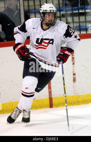 Ottobre 29, 2010 - Ann Arbor, Michigan, Stati Uniti d'America - 29 ottobre2010: USA U-17 avanti Henrik Samuelsson (#56) pattini per unire l'azione dopo aver cancellato il puck fuori della zona. Il Ghiaccio Indiana battere gli USA sotto-17 team 6-3. (Credito Immagine: © Alan Ashley/Southcreek globale/ZUMApress.com) Foto Stock