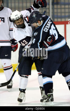 Ottobre 29, 2010 - Ann Arbor, Michigan, Stati Uniti d'America - 29 ottobre2010: USA U-17 defenceman Connor Carrick (#43) e Indiana in avanti di ghiaccio Dan Cesarz (#16) vengono chiamati per la sgrossatura. Il Ghiaccio Indiana battere gli USA sotto-17 team 6-3. (Credito Immagine: © Alan Ashley/Southcreek globale/ZUMApress.com) Foto Stock