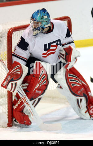 Ottobre 29, 2010 - Ann Arbor, Michigan, Stati Uniti d'America - 29 ottobre2010: USA U-17 goalie Collin Olson (#31) Guarda l'azione nell'angolo mentre protegge la rete. Il Ghiaccio Indiana battere gli USA sotto-17 team 6-3. (Credito Immagine: © Alan Ashley/Southcreek globale/ZUMApress.com) Foto Stock