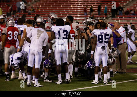 Ottobre 30, 2010 - Las Vegas, Nevada, Stati Uniti d'America - TCU di Antoine Hicks (#13) e Jeremy Kerley (#85) parlare con alcuni dei giocatori di UNLV dopo il gioco. #4 classificato Texas Christian University sconfigge università di Nevada-Las Vegas 48-6 a Sam Boyd Stadium di Las Vegas, Nevada. (Credito Immagine: © Matt Gdowski/Southcreek globale/ZUMApress.com) Foto Stock