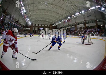 Ottobre 30, 2010 - Oxford, Ohio, Stati Uniti d'America - Miami (OH) dell'Università di avanzamento a sinistra Curtis McKenzie (#16) tenta di ottenere intorno al Lago Superior State University's Defenceman Matt Bruneteau (#27) nell'angolo nel primo periodo di gioco alla Miami University di Steve Cady Arena all'Goggin Ice Center in Oxford Ohio, la sera di sabato 30 ottobre, 2010. Il Miami University Redh Foto Stock